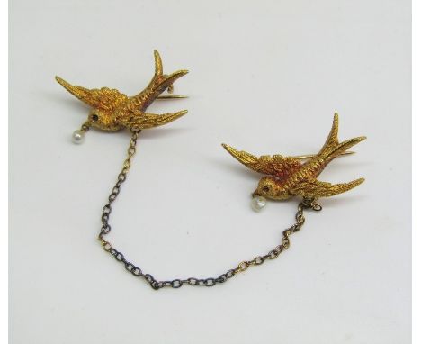 Victorian 15ct double swallow brooch, each beak hung with a seed pearl and with cabochon garnet eyes, 2.6g