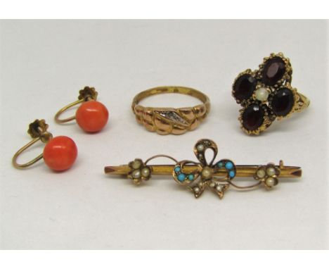 Group of 9ct jewellery comprising an early 20th century bow bar brooch set with turquoise and seed pearls, a stylised gold ri