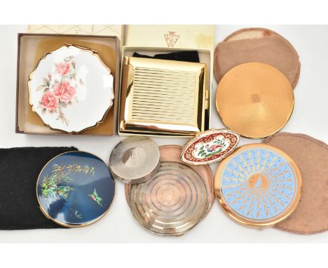 A BAG OF ASSORTED COMPACTS, to include a silver cased compact with engine turned pattern detail and monogram engraving, hallm