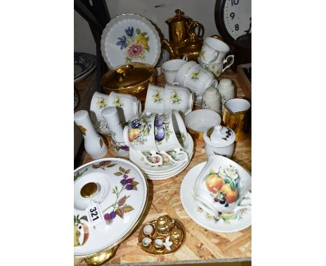 A GROUP OF CERAMICS, comprising a Royal Worcester covered tureen, salt &amp; pepper pots and a mustard pot, a Royal Worcester