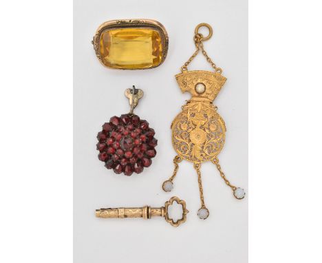 A SELECTION OF LATE 19TH CENTURY TO EARLY 20TH CENTURY JEWELLERY ITEMS, to include a late Victorian yellow metal retractable 