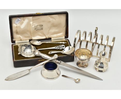 AN ASSORTMENT OF SILVER, to include a silver toast rack, hallmarked 'Deakin &amp; Francis Ltd' Birmingham 1923, a boxed strai