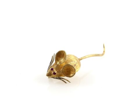 Vintage mouse brooch with ruby set eyes in 18 ct textured gold, C 1970, length 5 cm .      Gross weight 6.1 grams     Please 