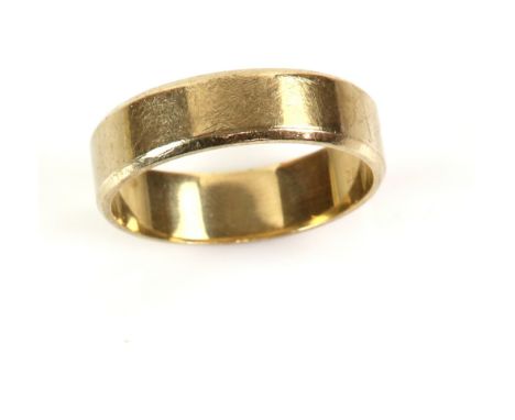 Gold wedding band, with bevelled edges, 6mm in width, in 9 ct yellow gold, hallmarked Birmingham 1993, ring size U.      COND