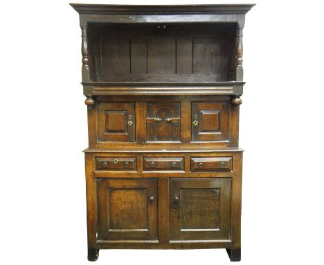 EARLY EIGHTEENTH CENTURY SNOWDONIA CWPWRDD TRIDARN in oak, having an open canopy, three frieze drawers, turned pendants, midd