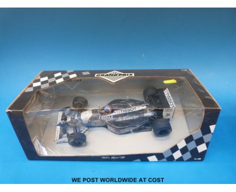 Two Minichamps Paul's Model Art 1:18 scale Grand Prix Series diecast model Formula 1 cars: D.Coulthard Williams FW16 950095 a