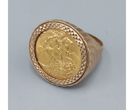 An Elizabeth II full gold Sovereign dated 1967 within a 9ct gold ring mount, 15.8gms total weight