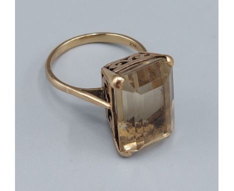 A 9ct gold ring set with a large rectangular Citrine, 6.7gms