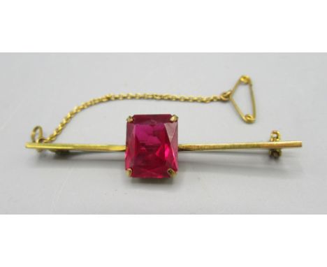 9ct yellow gold bar brooch set with large emerald cut ruby, stamped 375, 4.53g