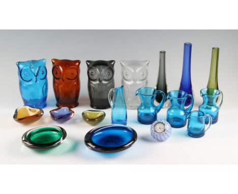 A lot of 30 assorted glass items, mostly British, to include Caithness glass, four Cascade glass owl money boxes, three contr