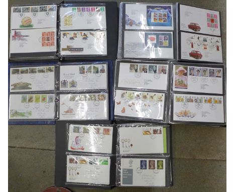 Great Britain; Queen Elizabeth II first day cover collection in five packed albums 1974-2009, 570 covers, mainly pristine con