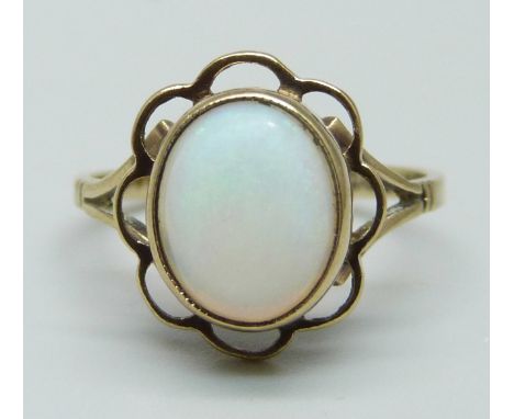 A 9ct gold and opal ring, 2.4g, M 