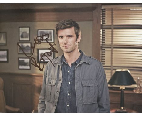 Lucas Bryant signed 10 x 8 inch colour photo. Good condition. All autographs come with a Certificate of Authenticity. We comb
