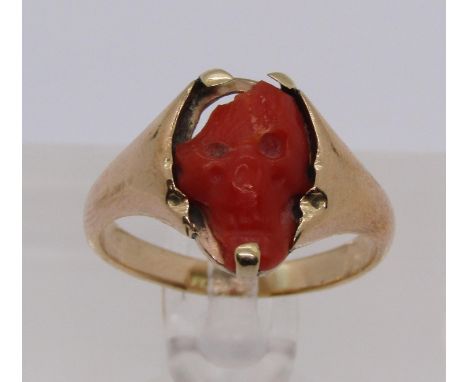 9ct ring set with a carved coral skull, size M, 4.1g (af - skull loose and chipped)