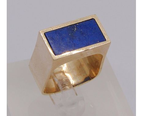 Vintage yellow metal ring set with a rectangular lapis lazuli panel, maker 'CJW', size K/L, 8.8g 