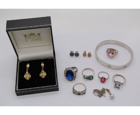 Mixed lot of jewellery comprising a pair of 9ct white gold sapphire cluster stud earrings, two further pairs of yellow metal 