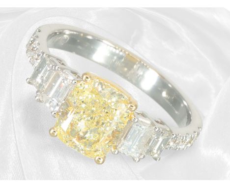 Ring: hochfeiner, moderner Diamantring, Mittelstein Fancy light Yellow/SI, 2.13ct: Ca. Ø17,5mm, RG55, ca. 4,5g, 18K Weißgold,