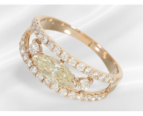 Ring: moderner Diamantring, Mittelstein ein Marquise- Diamant von 0,916ct: Ca. Ø18mm, RG 56, ca. 3,8g, 18K Roségold, mittig d
