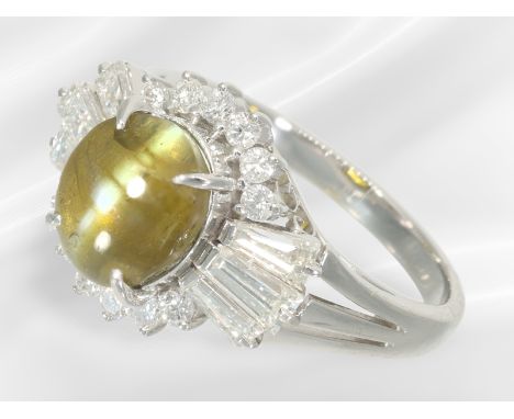 Ring: vintage Goldschmiedering mit wertvollen Diamanten und hochfeinem Cat's Eye Chrysoberyll, Platin: Ca. Ø 16,5 mm, RG 52, 