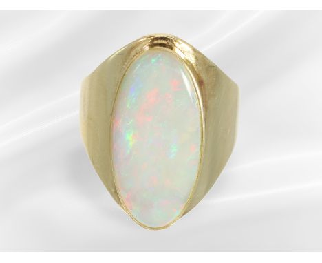 Ring: vintage Goldschmiedering mit großem Edelopal, ca. 1970: Ca. Ø18mm, RG 57, ca. 9g, Handarbeit aus 14K Gold, Ringkopf ca.
