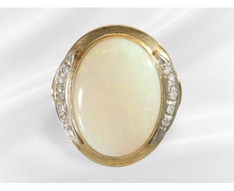 Ring: dekorativer vintage Goldschmiedering mit großem Opal und Brillantbesatz: Ca. Ø19,5mm, RG61, ca. 10,8g, 14K Gelbgold, Ri