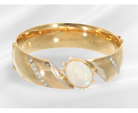 Armreif: handgearbeiteter vintage Designer-Armreif in 18K Gold mit schönem Opal und Brillanten: Ca. Ø66mm, ca. 63,2g, 18K Gel