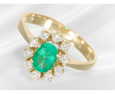 Ring: schöner Goldschmiedering, besetzt mit feinem Smaragd und weißen Brillanten, insg. ca. 1,09ct: Ca. Ø17,5mm, RG55, ca. 3,