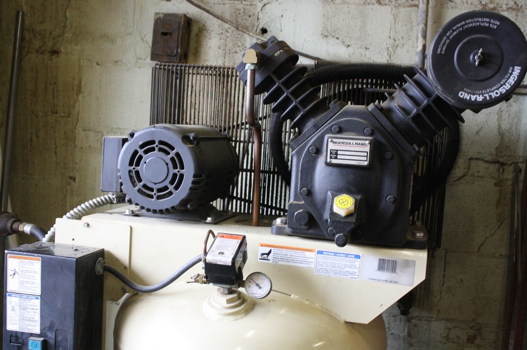 INGERSOLL RAND 5 HP MODEL 2475 â€œYâ€ TYPE VERTICAL TANK MOUNTED AIR COMPRESSOR, S/N 020156630