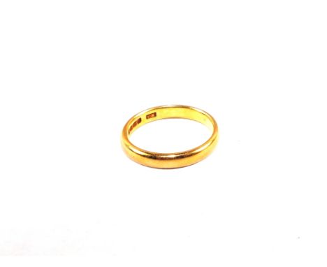 A 22ct Gold wedding band, size R