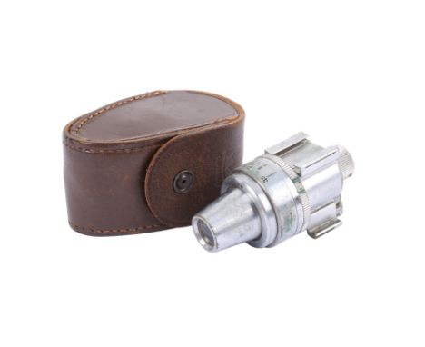 A Leitz VIDUM shoe-mount variable viewfinder. Chrome. Cover 3.5cm - 13.5cm. Together with makers case.