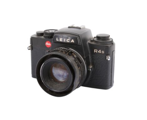 A Leitz Portugal Leica R4S 35mm SLR Camera. Black. Serial number 1652762. With a Leitz 50mm f2 Summicron R lens, optics F, de