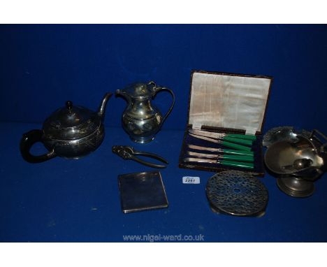 A quantity of silver plate to include teapot, coffee pot, helmet-shaped sugar scuttle, nutcracker, cased set of butter knives