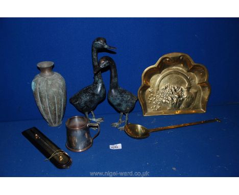 A small quantity of brass to include crumb tray, ladle, thermometer, tankard and two ducks