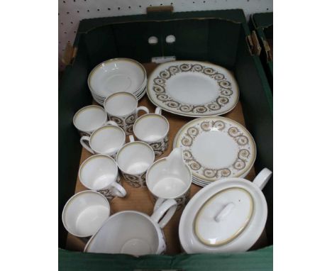 A BOX CONTAINING A SUSIE COOPER VENETIA PATTERNED PART TEA SERVICE 