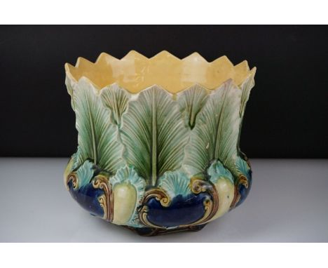 Early 20th Century Majolica New Leaf ceramic jardinière with textured foliate decoration, RD no. 368610 (registered in 1902),