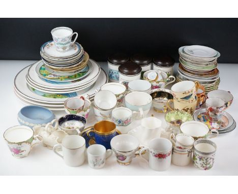 Collection of mixed ceramics to include cabinet cups &amp; saucers, teacups &amp; saucers, coffee cans, breakfast plates, din