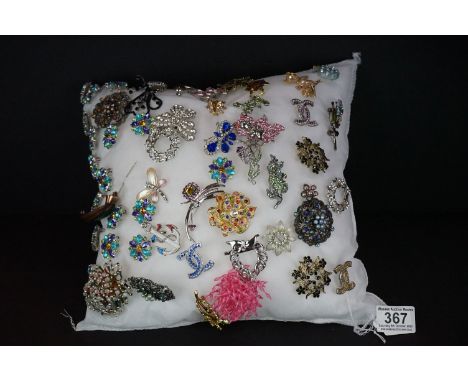 A large collection of vintage and contemporary costume jewellery brooches. 