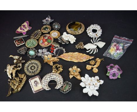 A collection of mainly vintage costume jewellery brooches. 