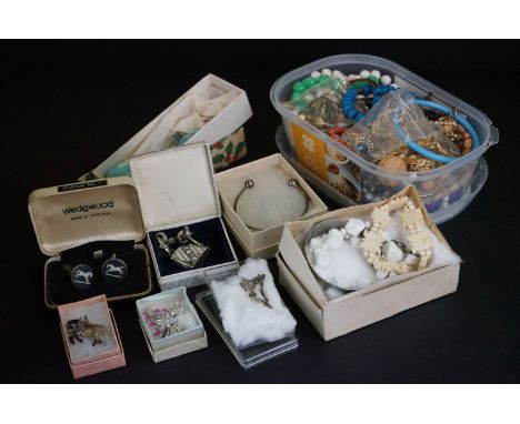 A small collection of mainly vintage costume jewellery to include beaded necklaces, bracelets...etc..