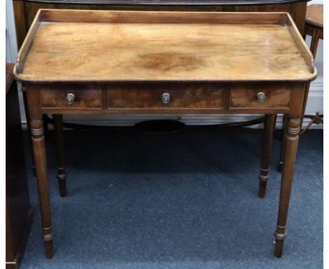 A Regency mahogany dressing table, with three quarter gallery, three frieze drawers, on ring turned legs, 99cm wide x 50cm de