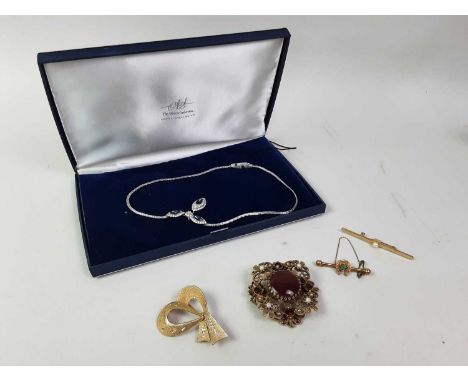 COLLECTION OF BROOCHES, AND A ROLLED GOLD BANGLE including a gold horseshoe example