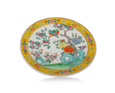 CHINESE FAMILLE JAUNE CIRCULAR PLAQUE, QING DYNASTY decorated with perched birds, chrysanthemums and other flowers within a y