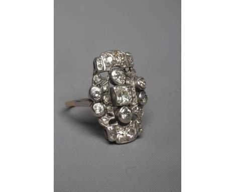 AN ART DECO PLAQUE RING, the numerous mix cut stones in rub-over and claw settings to a plain 18ct gold shank, size O (Est. p