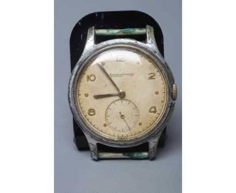 A GENTLEMAN'S JAEGER-LECOULTRE WRISTWATCH, the champagne dial with applied gilt metal Arabic even numerals enclosing subsidia