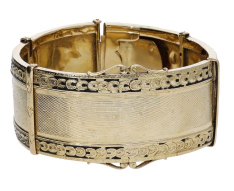 An early 19th century French bracelet, the hollow bracelet composed of hinged panels with reeded ground and dotted pattern, b
