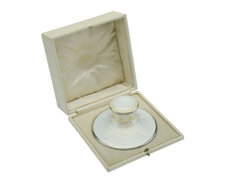 An early 20th century silver gilt and enamel capstan inkwell, decorated in white guilloché enamel with gilt festoon detail, g