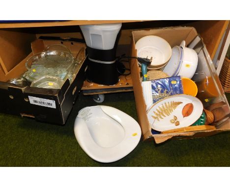 A quantity of kitchen ware, including glass Pyrex serving dishes, stoneware ceramic serving dishes, a Royal Doulton 'Wild Har