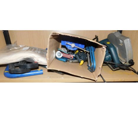 Various tools, including a circular saw, G and F clamps, bench vice, dust sheet, etc.Buyer Note: WARNING! This lot contains u