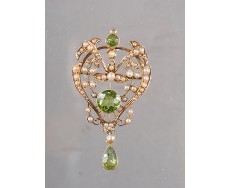 An Edwardian 15ct gold, seed pearl and peridot pendant/brooch, 7.3g 