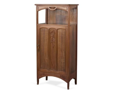 Gauthier-Poinsignon, France. Small wooden Art Nouveau cabinet with display shelf, ca. 1910. Possibly made of mahogany wood. W